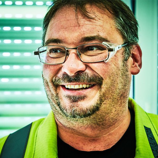Portrait eines lächelnden Mannes mit Brille