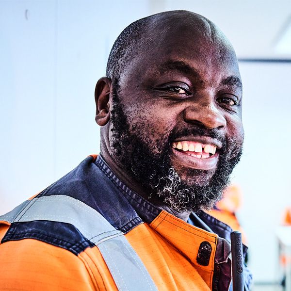 Portrait eines lächelnden Mannes in Arbeitskleidung