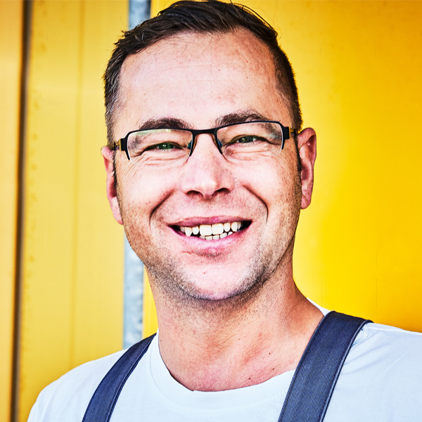 Ein lächelnder Mann mit Brille