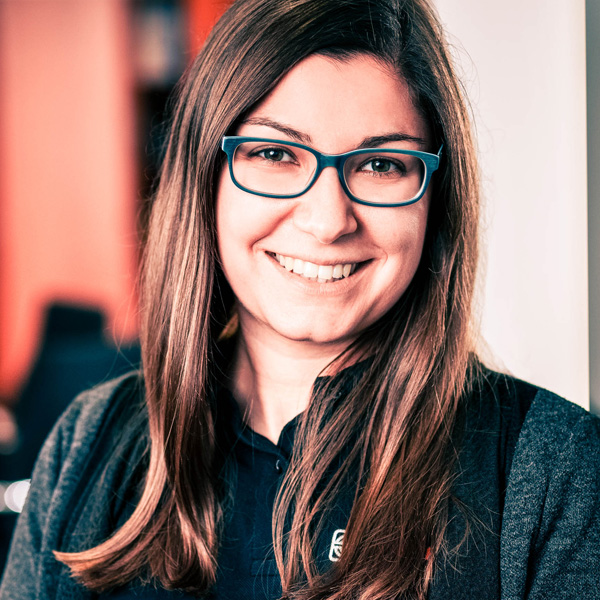 Eine lächelnde Frau mit Brille